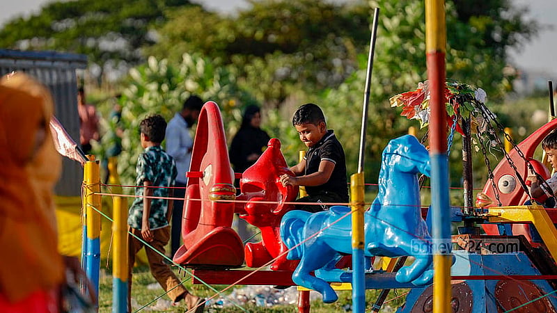A children’s recreation zone has been set up by the lakeside in Diabari, offering rides and games. Photo: Mahmud Zaman Ovi