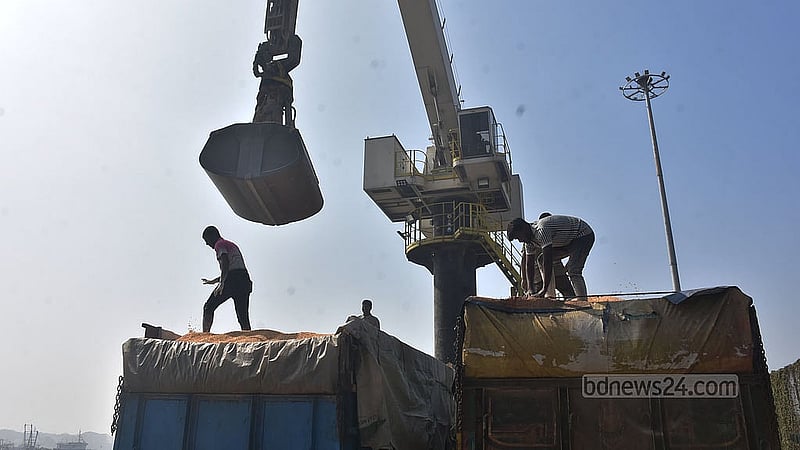 Workers unload corn imported from the United States at the Karnaphuli River wharf in Chattogram on Wednesday, Jan 7, 2026. Photo: Suman Babu