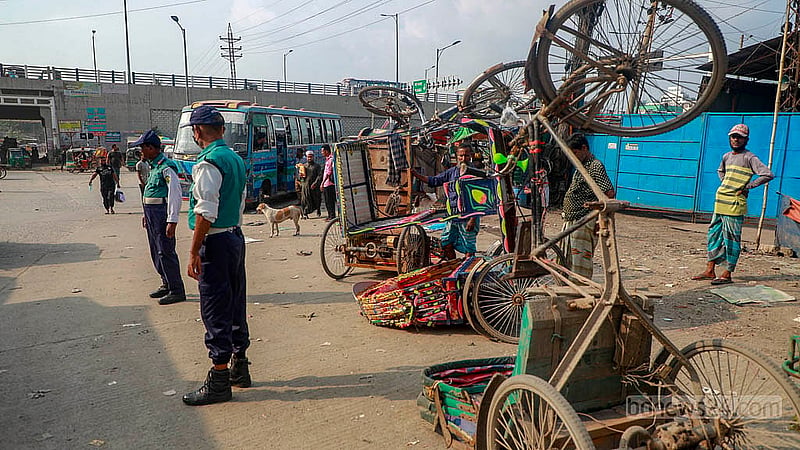 As the number of battery-powered rickshaws on the roads increases, police have become more vigilant. Photo: Mahmud Zaman Ovi