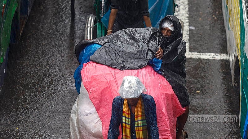 A man transports goods wrapped in polythene on a rickshaw through the rain in Dhaka’s Science Laboratory area on Sunday, Sept 15, 2024. Photo: Mahmud Zaman Ovi