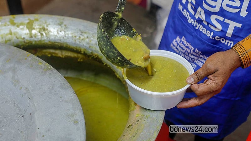 Shops on Bailey Road prepare beef and mutton haleem for Iftar. Photo: Abdullah Al Momin
