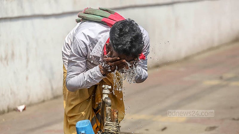 The mercury rose as the day progressed. On Sunday, Apr 6, 2025, many citizens splash water on their faces from a tap in front of Bangabhaban Colony in Tikatuli, trying to cool off amid the blistering heatwave. Photo: Abdullah al Momin