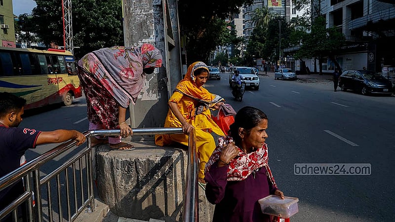 Railings on the road median fail to force jaywalkers to use the footbridge at Shankar in Dhaka’s Dhanmondi. Photo: Mahmud Zaman Ovi