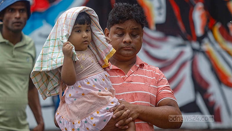 Shahbagh is home to many major hospitals, where children are often seen accompanying their parents. Persistent rain and the blockade on Thursday, Jul 31, 2025, cause severe disruption, with parents struggling to manage their children. Photo: Mahmud Zaman Ovi