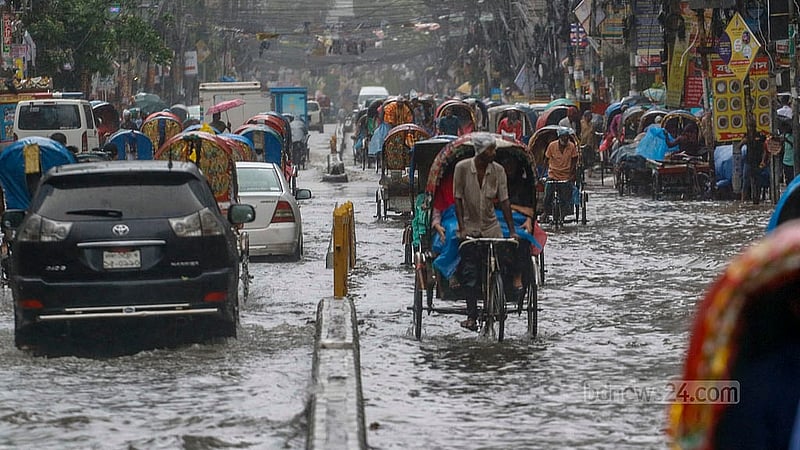 Dhaka’s Green Road is waterlogged after a day of rain brought on by Cyclone Remal. Photo: Muhammad Mostafigur Rahman