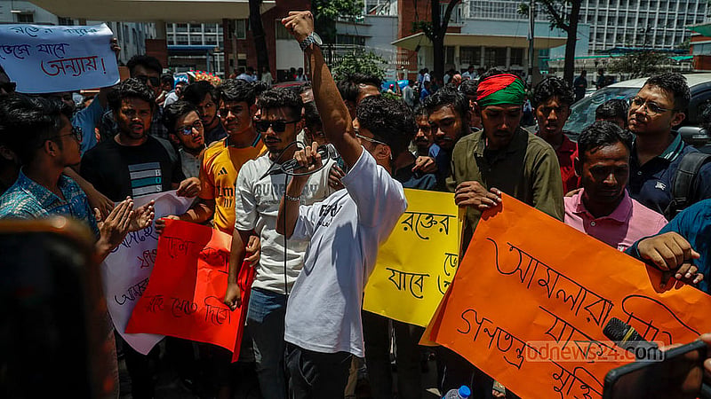 Demanding the ousting of “corrupt and fascist bureaucrats,” “July Mancha” shouted slogans while staging a sit-in on the pavement near Osmani Memorial Auditorium, opposite the Secretariat. Photo: Mahmud Zaman Ovi