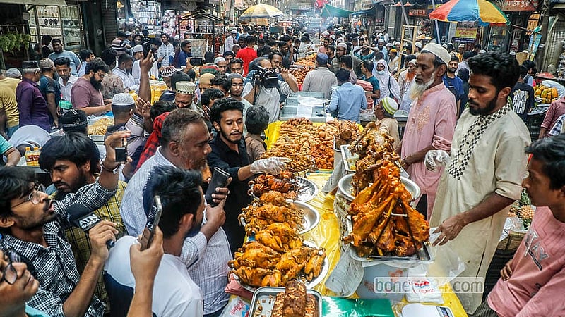 Chawkbazar is packed on Thursday, Feb 19, 2026, as people flock to buy Iftar items on the first day of Ramadan. Photo: Abdullah al Momin