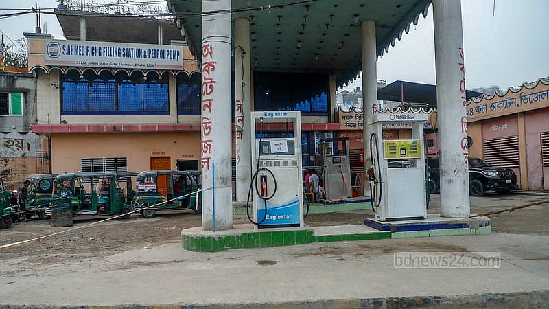 Authorities at a filling station in Dhaka’s Jurain put up a notice on Tuesday, Mar 10, 2026,  after octane stocks ran out. Photo: Abdullah Al Momin