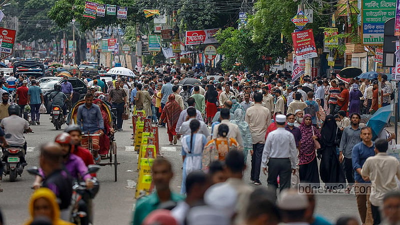 Students and parents crowd outside the Siddeshwari Girls’ College centre on Dhaka’s Bailey Road on the first day of the HSC exams on Thursday, Jun 26, 2025. Photo: Mahmud Zaman Ovi