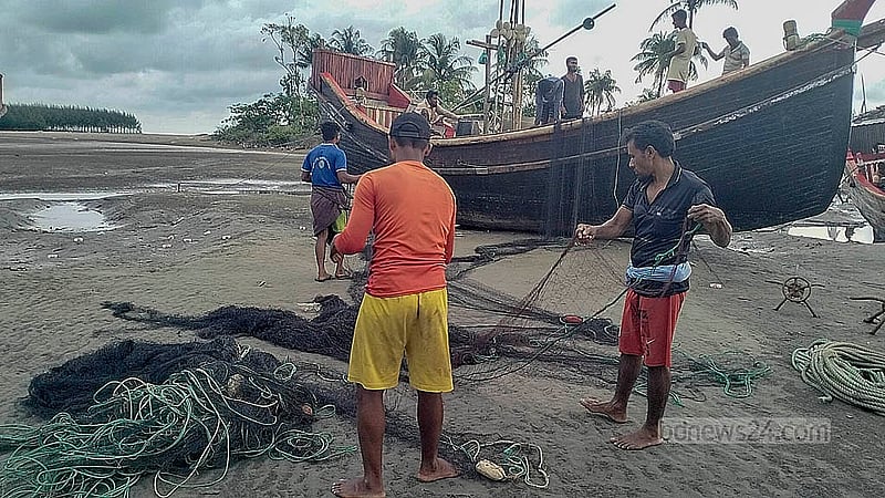 Teknaf fishermen prepare to take to the sea once again after a fishing ban is lifted. Photo: Jashim Mahmud