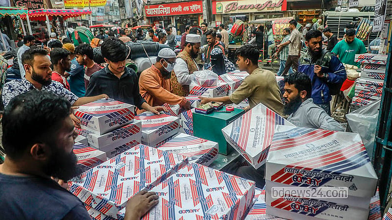 People throng different bakeries to buy bread in Old Dhaka on Tuesday, Feb 3, 2026, on the occasion of Shab-e-Barat. Photo: Abdullah Al Momin