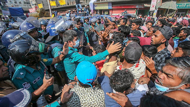 Battery-run rickshaw drivers demonstrate by blocking roads in Dhaka’s Dayaganj on Wednesday, Nov 20, 2024. Police personnel removed them from the road at that moment. Photo: Abdullah al Momin