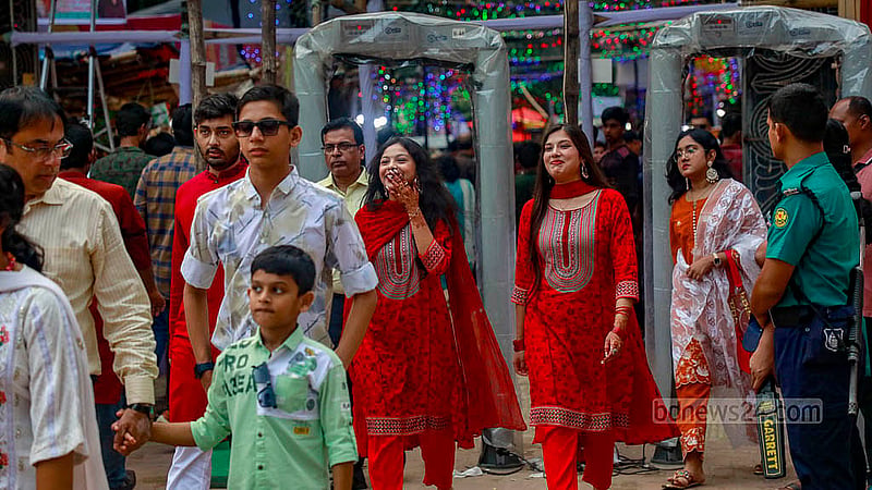 Hindu devotees gathered at the Kali Temple in Dhaka’s Ramna to seek blessings of Goddess Durga in new clothes.