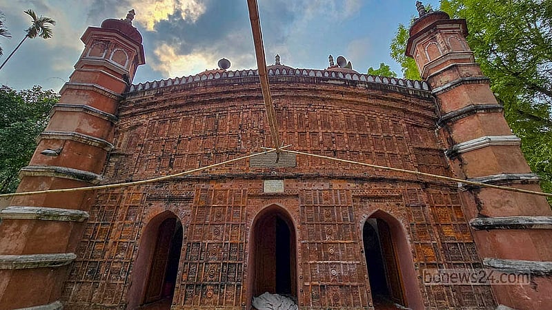 The Atia Mosque in Tangail stands as a lasting example of Mughal-era architecture in Bangladesh. Photo: Tanzinur Rahman Bhuiyan