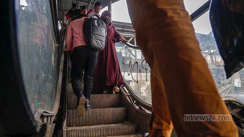 Although an escalator was installed to cross the footover bridge easily in Chairman Bari of Banani, it remains out of service day after day, forcing people to cross on foot. Photo: Mahmud Zaman Ovi