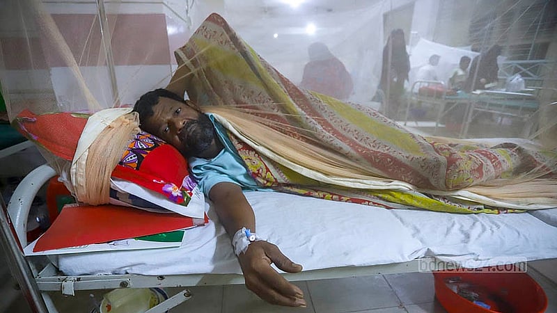 Muslim Mia from Gauripur in Cumilla has been receiving treatment for dengue at Mugda General Hospital for the past four days. Photo: Abdullah al Momin