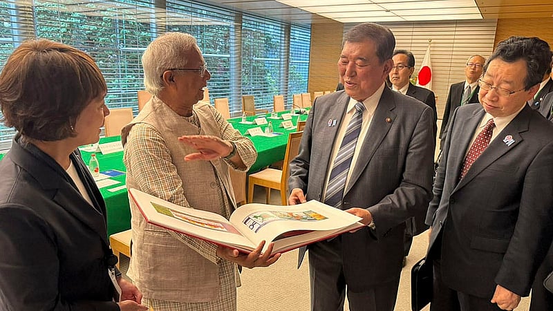 Chief Advisor Muhammad Yunus presented the book “Art of Triumph” to Japanese Prime Minister Ishiba Shigeru on Friday, May 30, 2025 - the last day of his Tokyo trip. Photo: PID