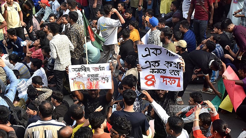 Hindu devotees protest with placards at Cheragi Pahar in Chattogram on Saturday, Aug 10, 2024. Photo: Sumon Babu