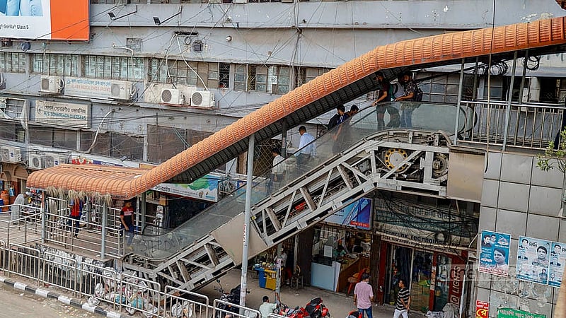 The escalator of the footover bridge installed at Chairman Bari of Banani is worn out and decrepit due to a lack of maintenance. The steel sheet has been removed. Photo: Mahmud Zaman Ovi
