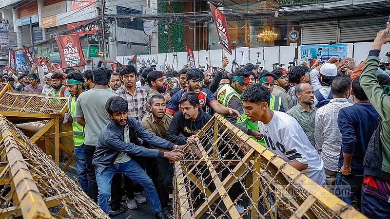 As the July Oikya procession reaches Hossain Market in North Badda on Wednesday, Dec 17, 2025, activists attempt to remove the police barricade. Photo: Mahmud Zaman Ovi