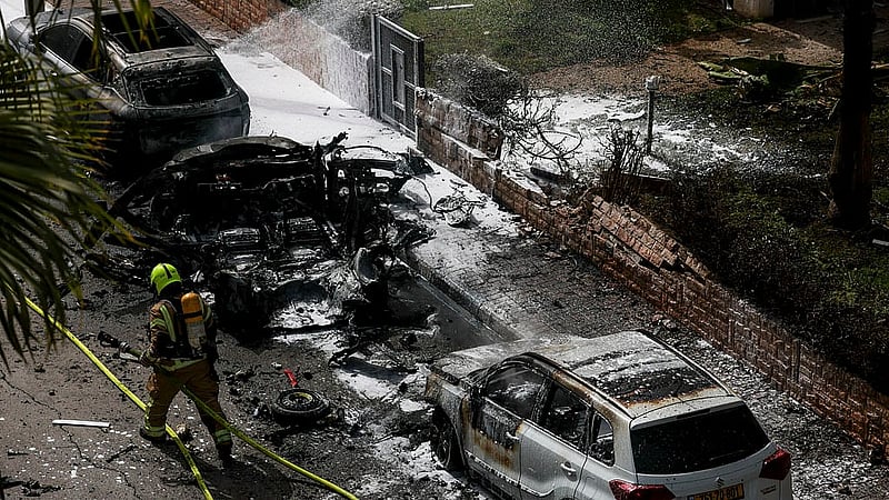 An emergency responder works at an impact site, following a barrage of missiles launched from Iran, amid the U.S.-Israeli conflict with Iran, in central Israel, April 4, 2026. Photo: Reuters
