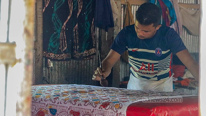 A craftsman dyes cloth at a batik factory in Cumilla’s Komolpur. Photo: Tanvir Dipu
