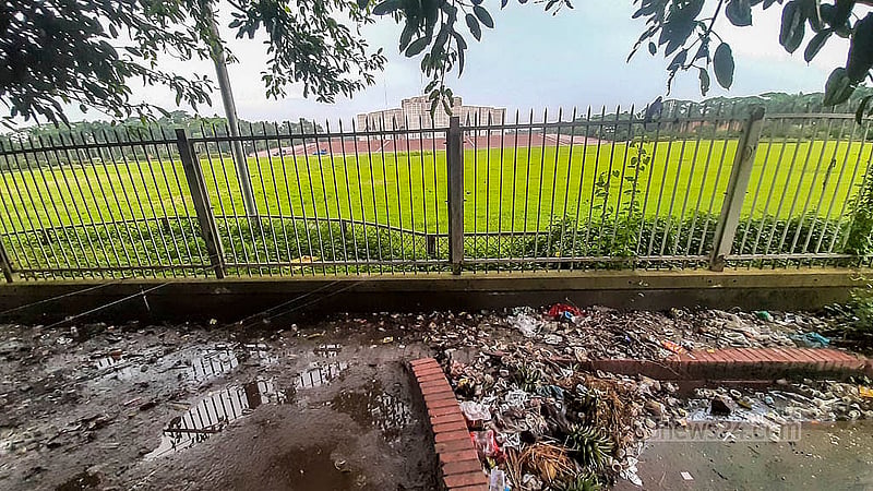The environment around Manik Mia Avenue, which runs along the parliament compound’s boundary, is being damaged by piles of rubbish from the mobile food stalls. Photo: Abdullah Al Momin