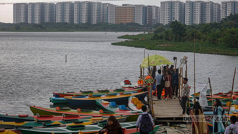 Kayaking activities in Sector 18 of Uttara's Diabari begin around noon, with larger crowds arriving in the afternoon. Photo: Mahmud Zaman Ovi
