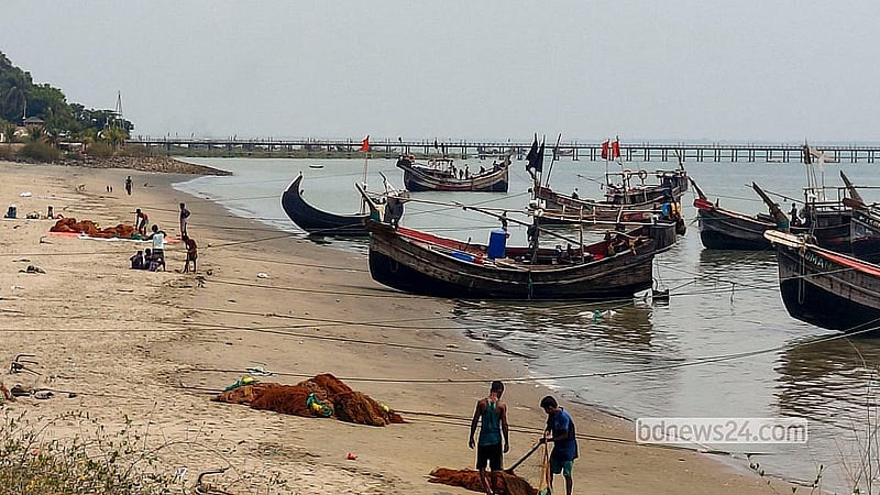 A ban on sea fishing is in effect, so fishermen are returning to Shah Porir Dwip in Cox’s Bazar’s Teknaf and taking their nets from their trawlers. Photo: Jashim Mahmud