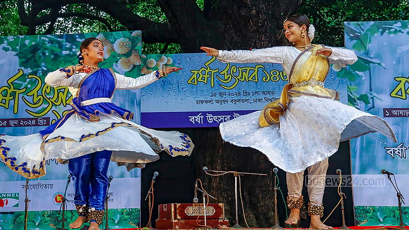 Dancers perform at a Borsha Uthshob event at Bakultola on the Dhaka University Faculty of Fine Arts premises to commemorate the start of the rainy season on the first day of Asharh, Saturday, Jun 15, 2024. Photo: Mahmud Zaman Ovi