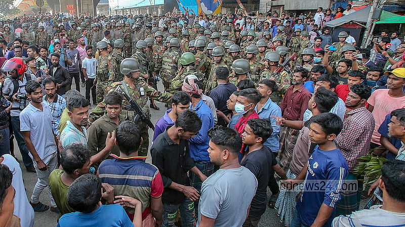 Battery-powered rickshaws protested by blocking roads in Dhaka’s Mohakhali on Thursday, Nov 21, 2024. Several army personnel asked the demonstrators to clear the streets as commuters suffered.