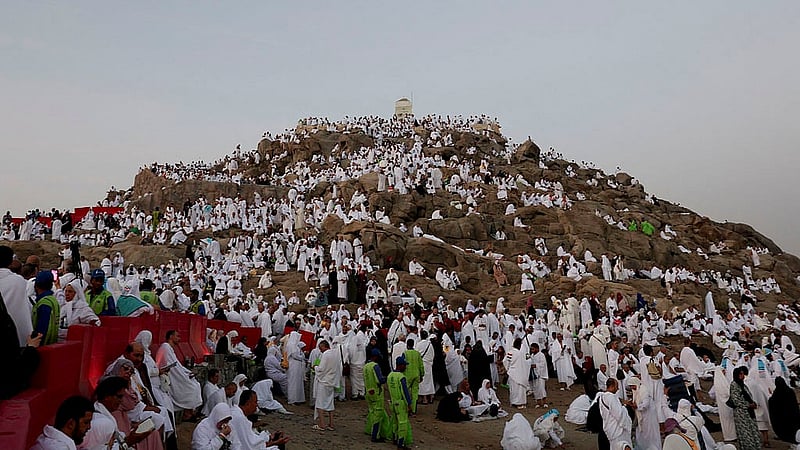 Muslim pilgrims gather at Jabal al-Rahmah, also known as Mount Arafat, during the annual hajj pilgrimage, outside the holy city of Mecca, Saudi Arabia, June 5, 2025. Photo: Reuters