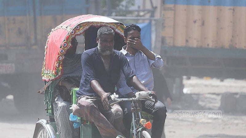 Many pedestrians along Beribadh Road are seen covering their noses with their hands due to the intense dust pollution. Dhaka’s poor air quality regularly lands it on the global list of the most polluted cities. Photo: Abdullah al Momin