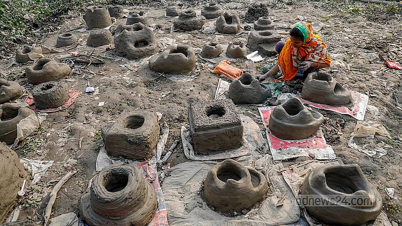 Clay stoves made from Buriganga River mud are sold according to size, with prices ranging from Tk 300 to Tk 1,000.Photo: Mahmud Zaman Ovi
