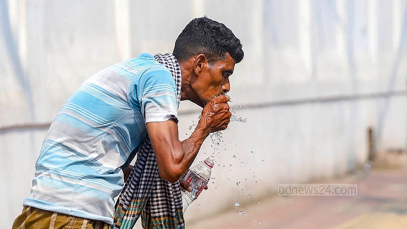The mercury rose as the day progressed. On Sunday, Apr 6, 2025, many citizens splash water on their faces from a tap in front of Bangabhaban Colony in Tikatuli, trying to cool off amid the blistering heatwave. Photo: Abdullah al Momin