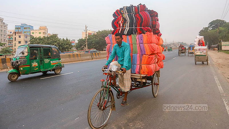 Blankets are being transported on a three-wheeler to a market in Dhaka's Bangabazar from a factory in Siddhirganj’s Signboard in Narayanganj. Photo: Abdullah al Momin
