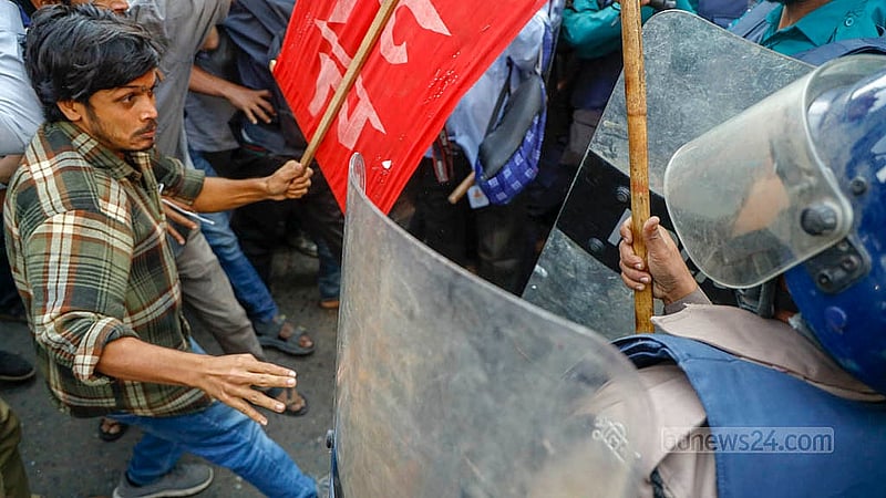 To stop the Left Democratic Alliance's protest march, carried out with slogans, banners, and placards against the handover of port operation responsibilities to foreign operators, police used batons on several individuals. Photo: Mahmud Zaman Ovi