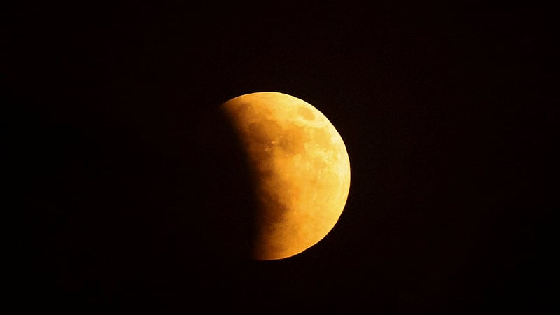 The Sun casts the Earth's shadow on the Moon's surface during a "Blood Moon" total lunar eclipse, in Cairo, Egypt September 7, 2025. Photo: Reuters