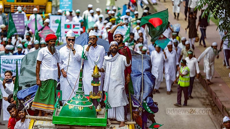 Devotees flock to a procession organised by the ‘Anjuman-e Rahmania Mainia Maizbhandaria’ to commemorate Eid-e-Milad-un-Nabi at the Institution of Engineers, Bangladesh in Dhaka’s Ramna on Monday, Sept 16, 2024.