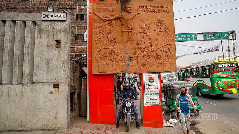 Motorcycles pass through an “Independence Memorial” built on a footpath in Dhaka’s Badda neighbourhood. Photo: Mahmud Zaman Ovi