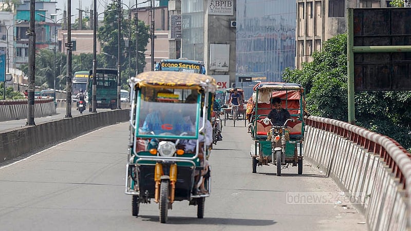 On Dhaka’s flyovers, battery-powered rickshaws are now competing for space with fast-moving vehicles. Photo: Mahmud Zaman Ovi
