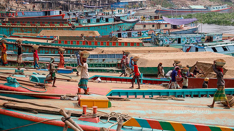 Though May Day is a public holiday, many day labourers still have to work to earn a living in the Turag River area in Dhaka’s Gabtoli. To most of them, May Day has little material meaning. Photo: Mahmud Zaman Ovi