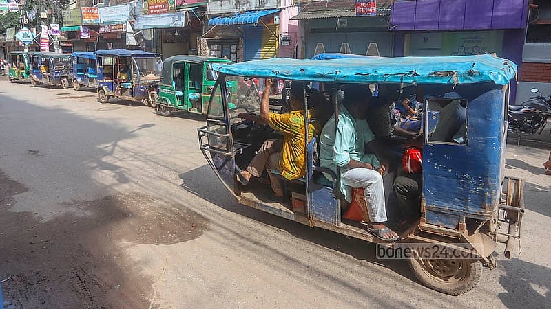 This large autorickshaw has been cobbled together with old engines and parts of autorickshaws. This vehicle, which operates without a license and fitness test, plies the streets from Dhaka’s Basabo to Madartek and Nandipara. Photo: Abdullah Al Momin