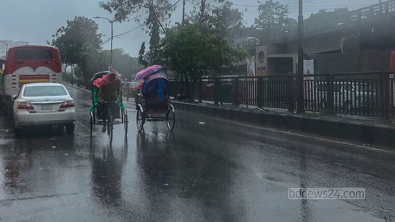 Rickshaw drivers continue to ply their trade on Dhaka’s streets on Monday, May 27, 2024, despite the rain brought on by Cyclone Remal. Photo: Mostafigur Rahman