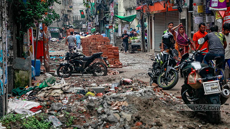 Piles of earth and bricks are scattered across Nazimuddin Road due to the sewage line installation. There is no room for vehicles to pass, making it difficult for pedestrians as well.Photo:Mahmud Zaman Ovi