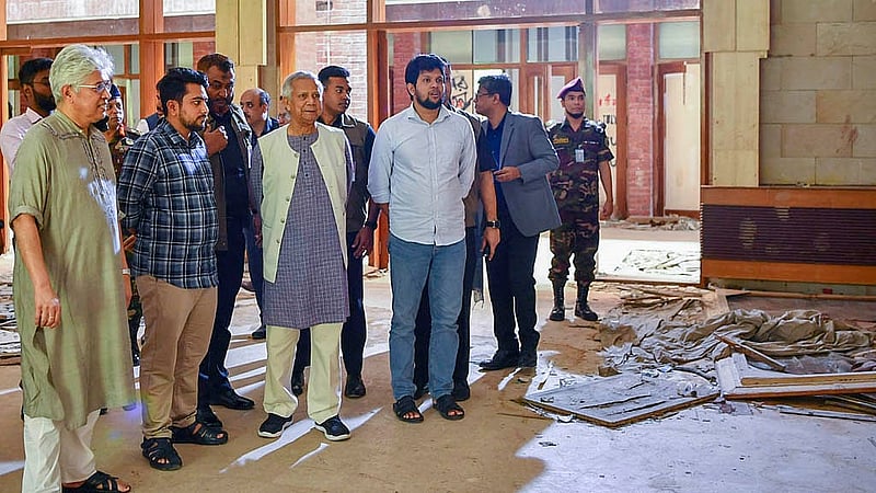 Chief Advisor Muhammad Yunus was accompanie by three advisors during his visit to Ganabhaban: Adilur Rahman Khan, Nahid Islam, and Asif Mahmud Shojib Bhuyain. In addition, his Special Assistant Mahfuz Alam was also present. Photo: PID