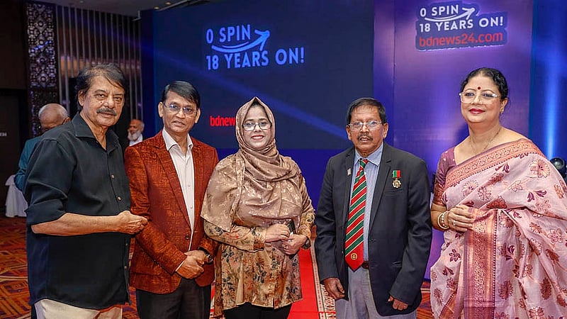 Shadhin Bangla Betar Kendra artist Rafiqul Alam, actors Azizul Hakim and Zinat Hakim, former captain of Bangladesh National Cricket Team Rakibul Hasan, and dancer Munmun Ahmed attend the celebrations of bdnews24.com’s 18th anniversary.