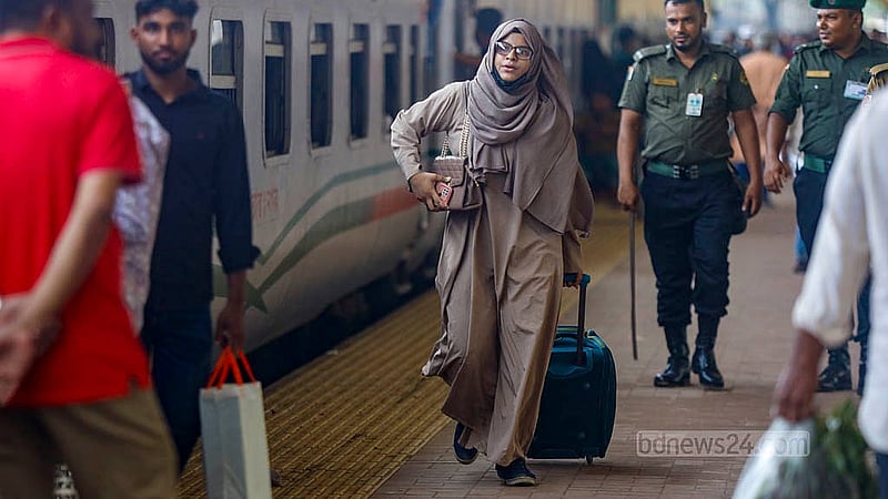 On the third day of the advance ticket Eid travels, many broke into a sprint to board the train when it departed from the capital’s Kamalapur station on Monday, Jun 2, 2025. Photo: Mahmud Zaman Ovi