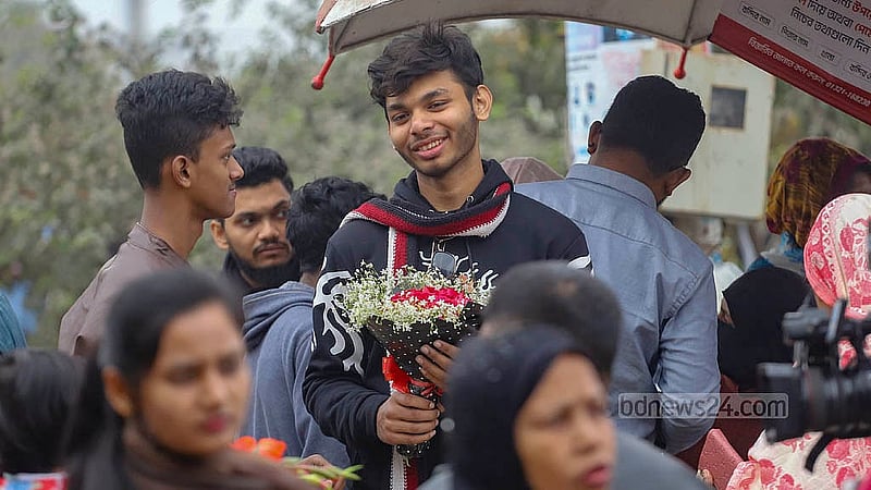 BDR members released from Dhaka Central Jail on Thursday, Jan 23, 2025, are greeted by their families with flowers. Photo: Abdullah al Momin