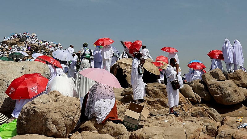 Muslim pilgrims gather at Jabal al-Rahmah, also known as Mount Arafat, during the annual hajj pilgrimage, outside the holy city of Mecca, Saudi Arabia, June 5, 2025. Photo: Reuters